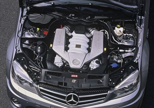 Mercedes_C63_AMG_motor