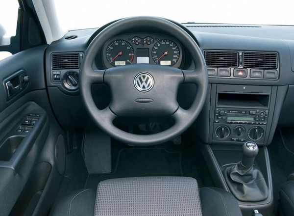 Volkswagen_Golf_IV_1997_interier