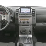 Nissan_Navara_2005_interier